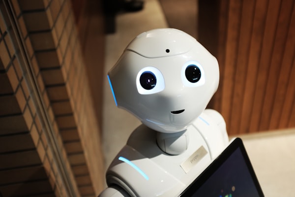 Bras robotique industriel en action sur une ligne de production