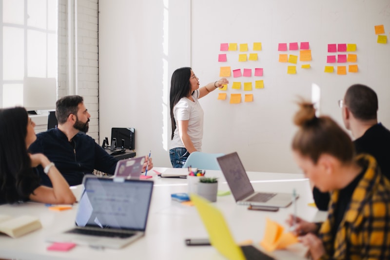 Équipe d'experts en maintenance analysant les processus d'optimisation